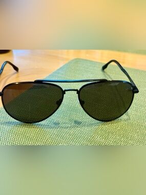 Luenx Polarized Classic Black Aviator Sunglasses.